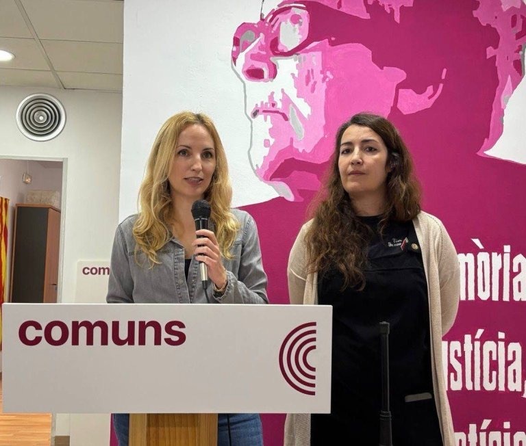 Aïda Llauradó intervenint en un acte de Badalona En Comú